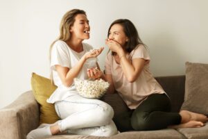 vriendinnen die popcorn eten