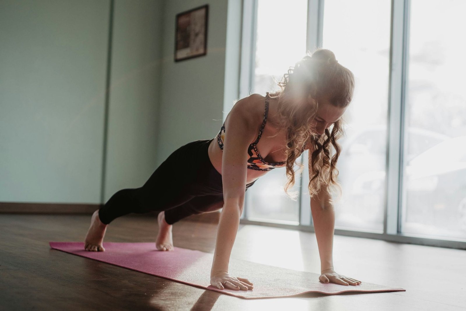 vrouw die yoga doet