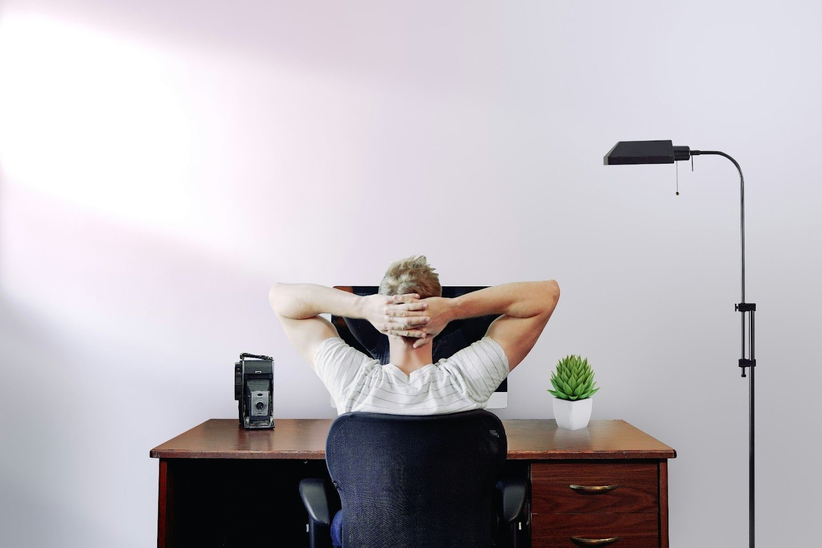 man achter bureau
