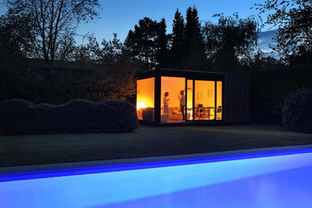 verlichte timeoutbox in de tuin in het donker