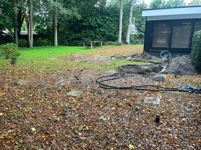 Modulaire unit in de tuin met kabels en funderingspunten