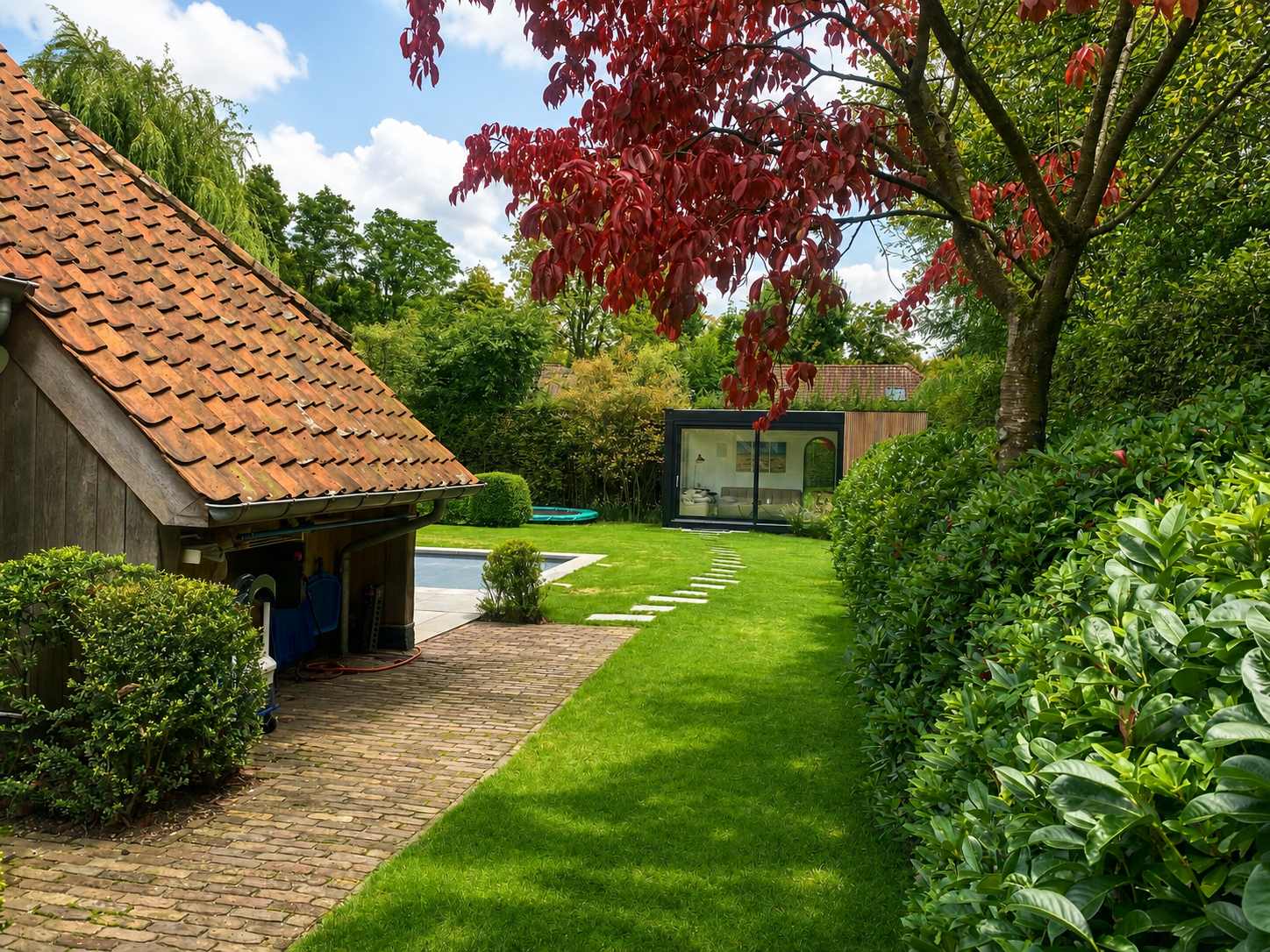 Tuinkantoor in de herfst met kleurende tuin