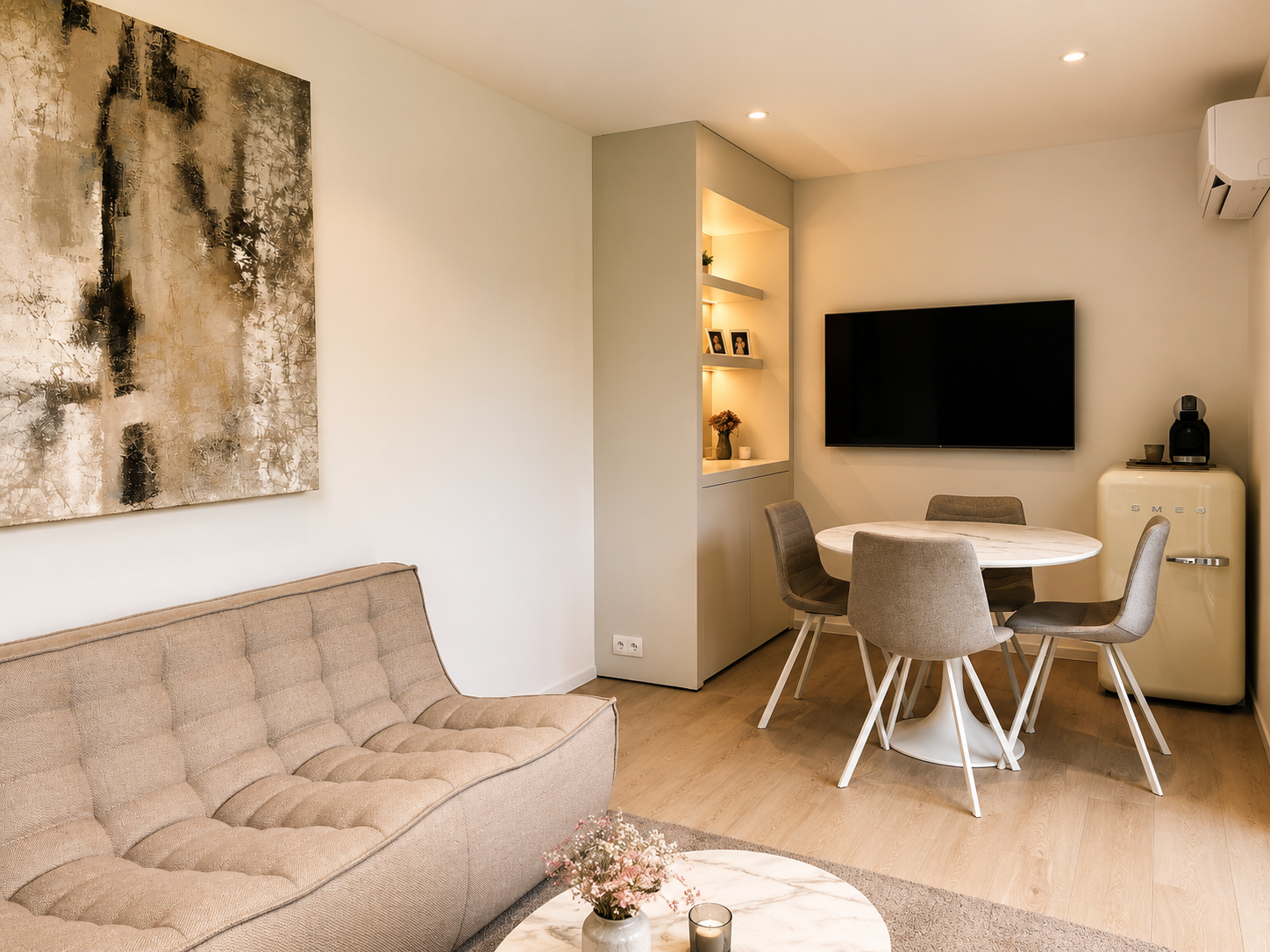 Tuinkantoor interieur met eethoek en veel lichtinval