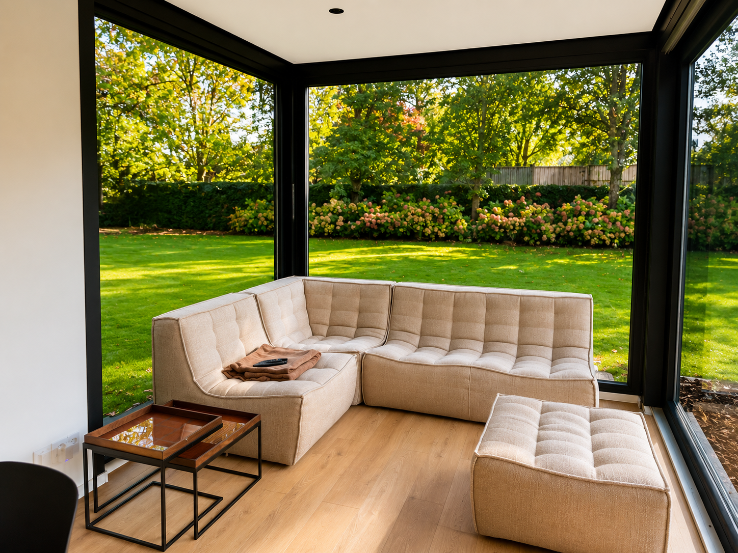 Tuinkantoor in de lente met groene tuin